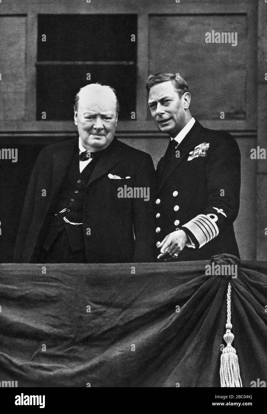 Winston Churchill mit König George VL auf dem Balkon des Buckingham Palace. VE Day 8. Mai 1945 Stockfoto