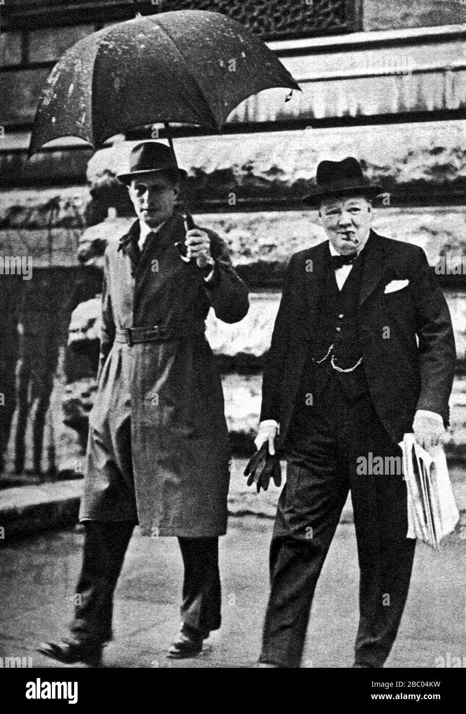Winston Churchill auf dem Weg zum Buckingham Palace, um dem König als Anführer der Koalitionsregierung aus Kriegszeiten seinen Rücktritt zu zonten. Mai 1945. Stockfoto