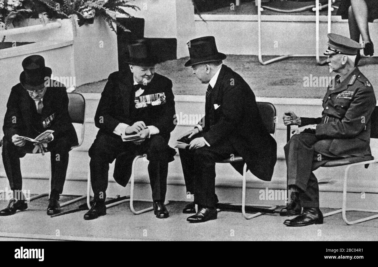 Churchill im Gespräch mit dem kanadischen Premierminister Mackenzie King bei der Victory Parade, London 6. Juni 1946.mit ihm: P. M. Atlee und Jan Smuts. Stockfoto