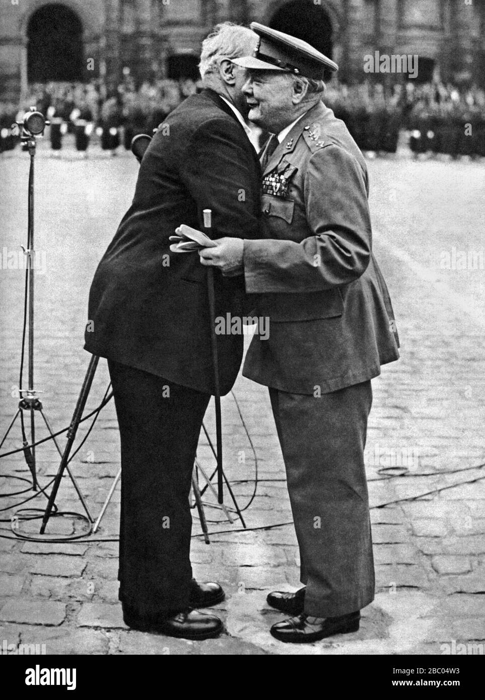 Churchill wird vom französischen P.M. Paul Ramadier begrüßt, über die Präsentation mit der Medaille Militaire in Les Invalides. Paris, 10. Mai 1947 Stockfoto