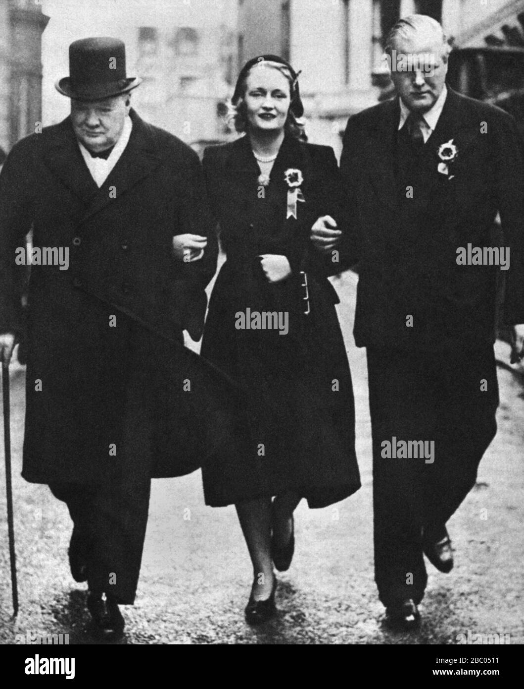 Winston Churchill mit seinem Sohn Randolph und seiner Schwiegertochter in Devonport, wo Randolph als Tory-Kandidat bei der Wahl 1950 stand. Stockfoto