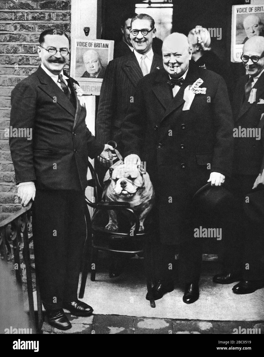 Winston Churchill vor dem Conservative Club in Wanstead, Greater London 23. Februar 1950. Stockfoto