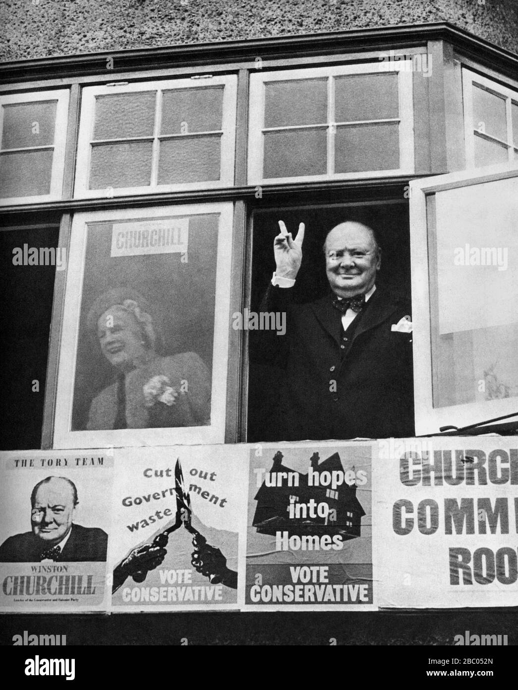 Winston Churchill bei den Parlamentswahlen im konservativen Hauptquartier in South Woodford. Oktober 1951 Stockfoto