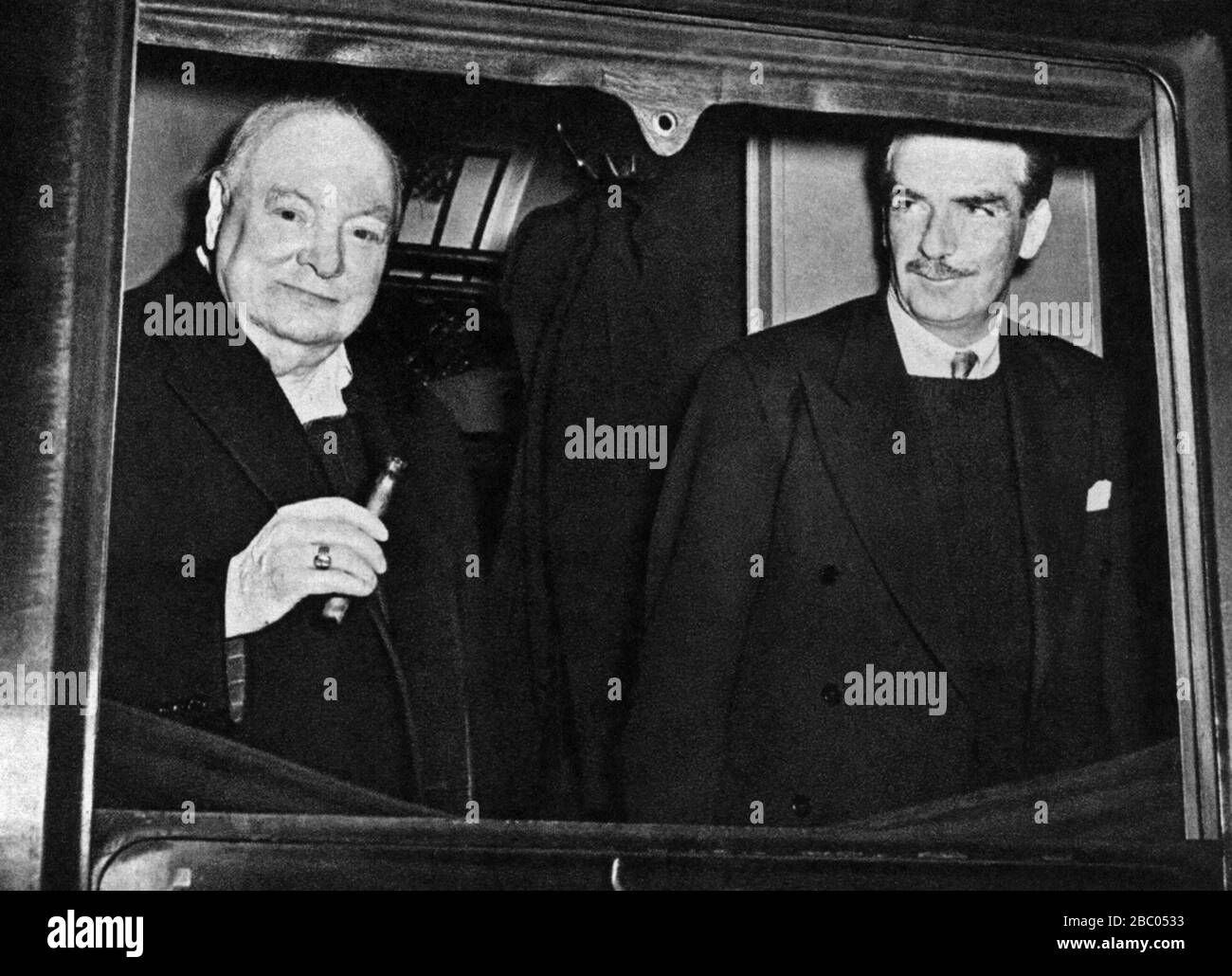 Winston Churchill mit Außenminister Anthony Eden auf dem Weg nach Paris für Gespräche mit dem französischen Premierminister, M. Pleven.16. Dezember 1951. Stockfoto