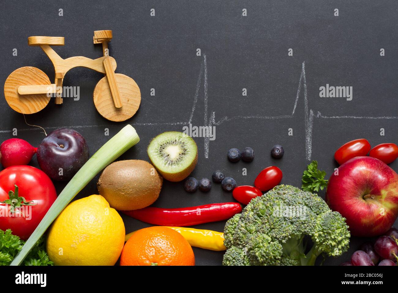 Gesundheitsnahrung für die Ernährung mit Herz und Herz mit Kardiogramm und Fahrrad Stockfoto