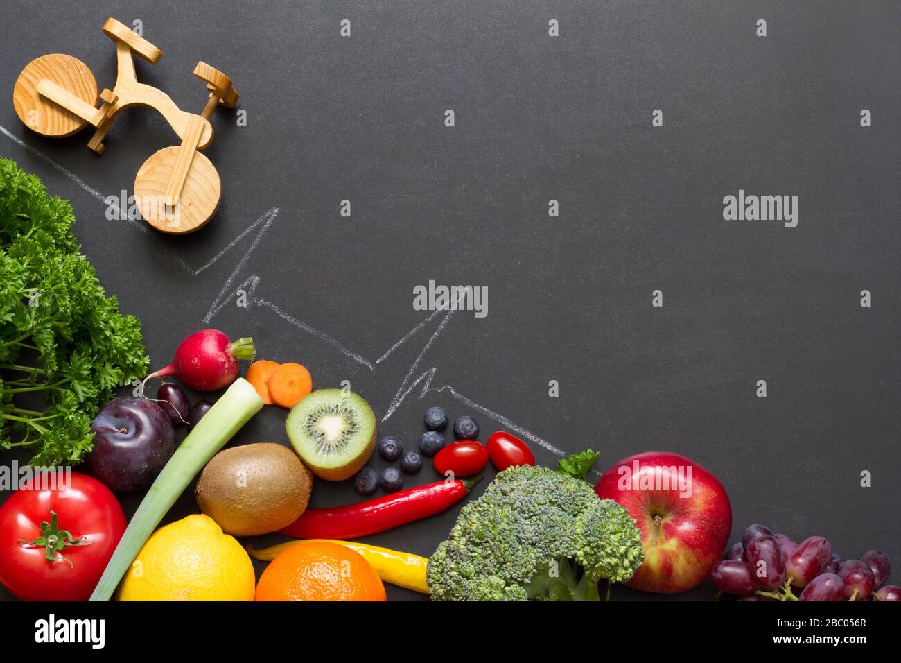 Gesundheitsnahrung für die Ernährung mit Herz und Herz mit Kardiogramm und Fahrrad Stockfoto