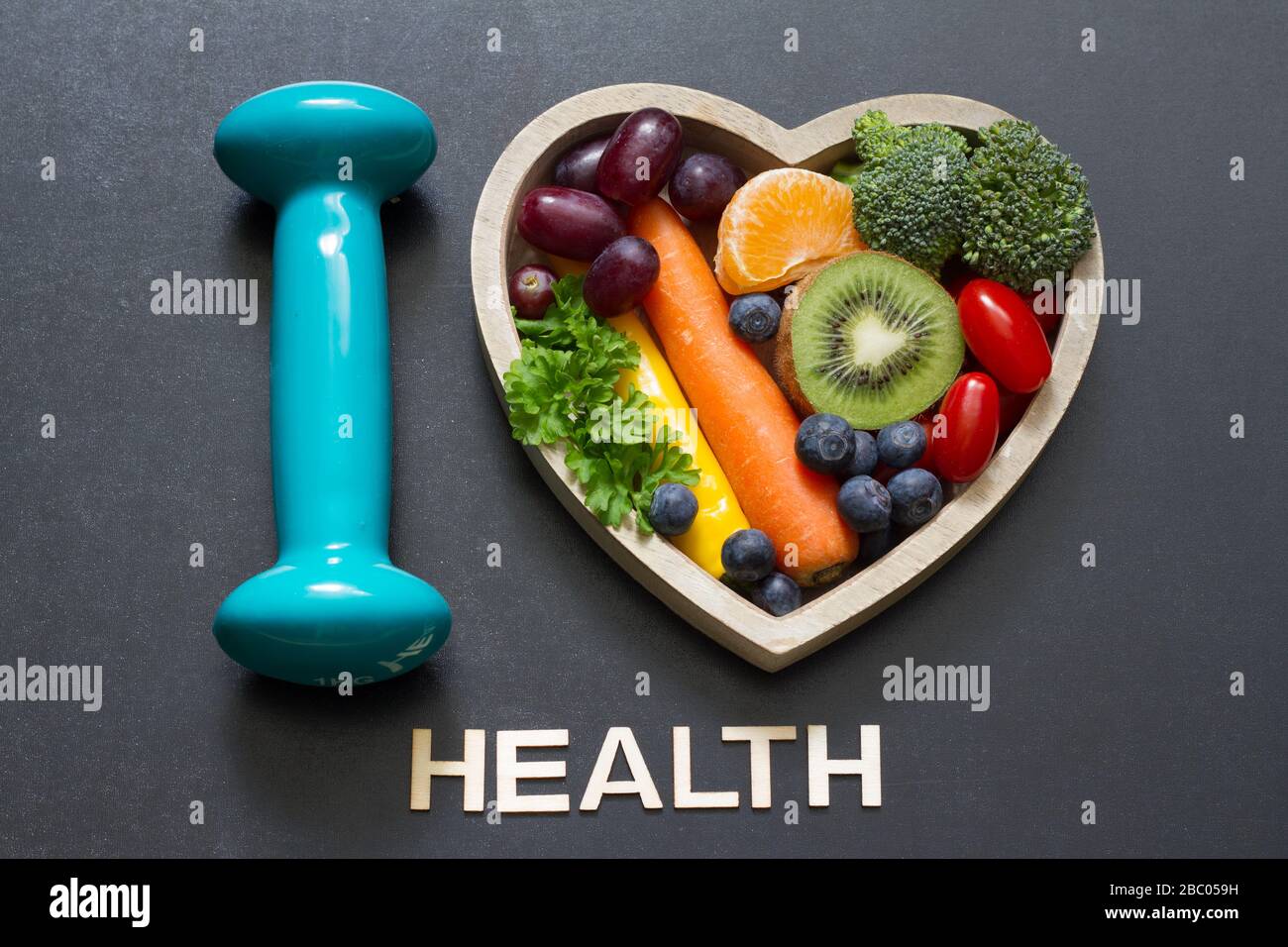 Gesundheit Lebensmittel im Herzen und Sport Ernährung Ernährungskonzept Stockfoto