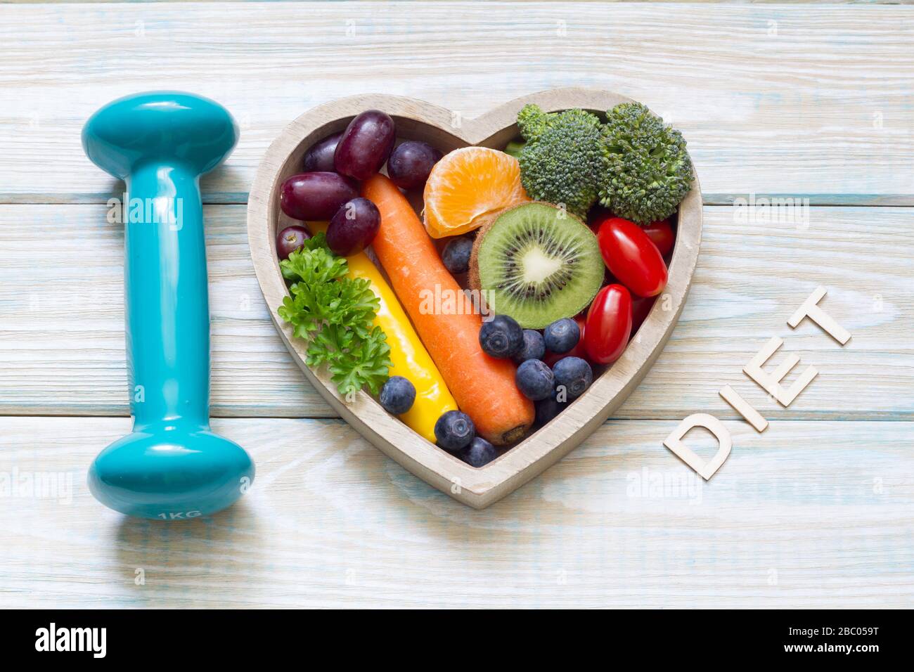 Gesundheit Lebensmittel im Herzen und Sport Ernährung Ernährungskonzept Stockfoto