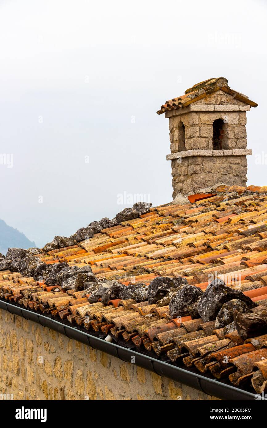 Typisches Gebäudedach, schöner Blick auf das hohe Fenster in San Leo,  Provinz Rimini, Region Emilia-Romagna, Italien Stockfotografie - Alamy