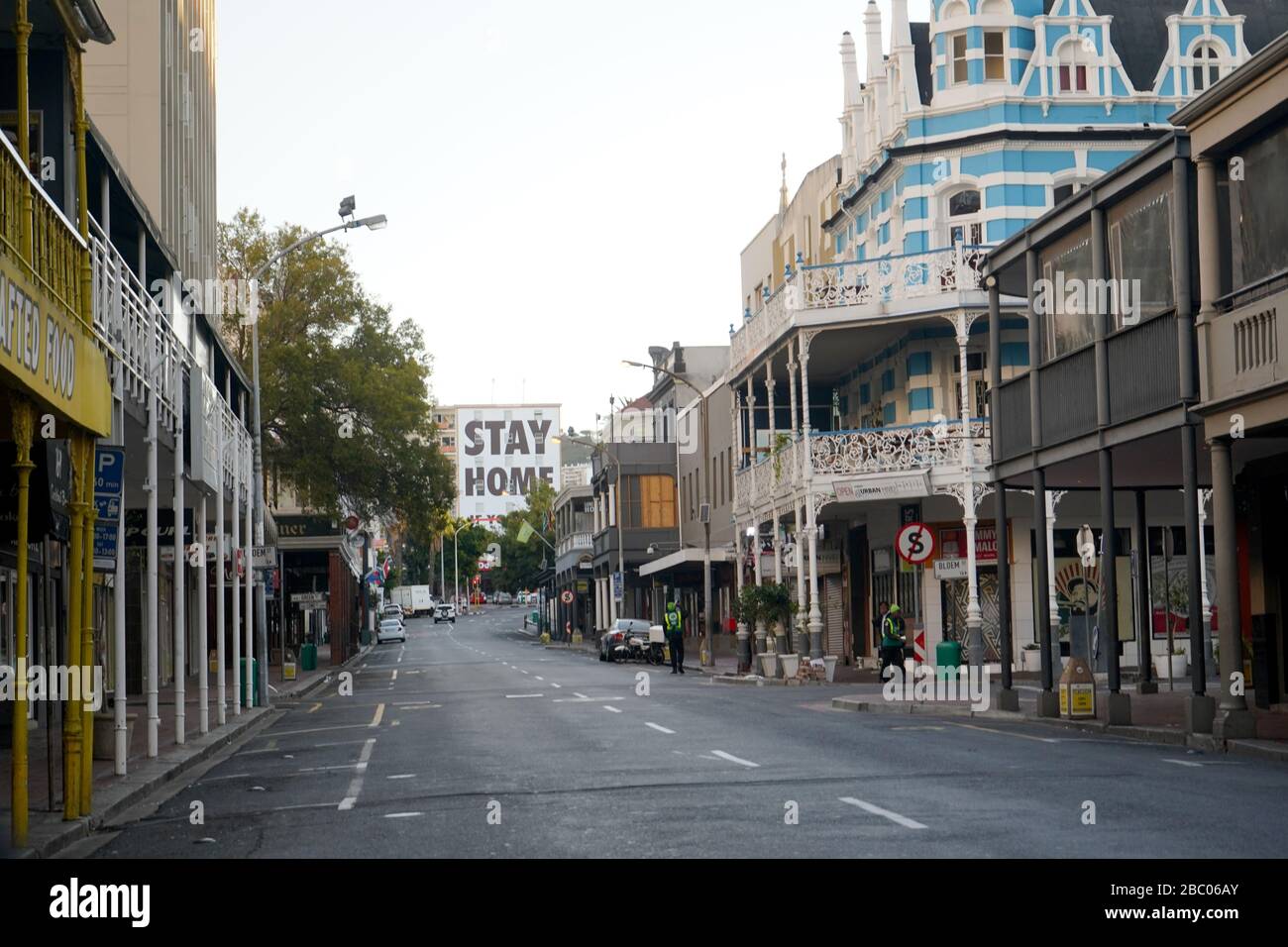 April 2020 - Kapstadt, Südafrika: Leere Landmarke lange Straße in der Stadt Kapstadt während der Sperrung für Covid-19 Stockfoto