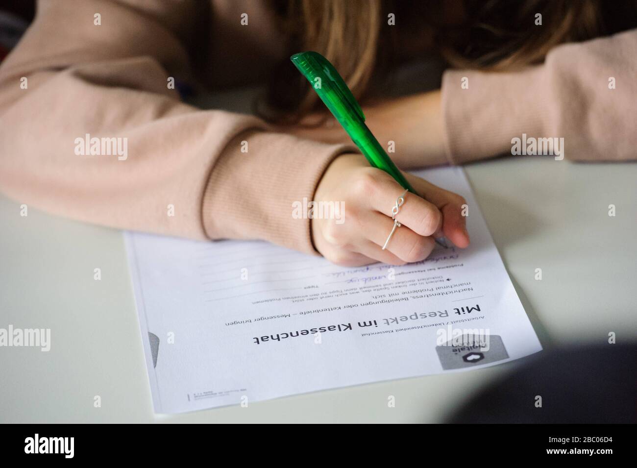 In der Erzbischofs-Marienkirchen-Realschule in Berg am Laim gibt es ein Projekt zur Prävention von Cybermobbing. In diesem Projekt werden ältere Schulmädchen zu sogenannten "digitalen Heldinnen" ausgebildet und informieren dann ihre jüngeren Klassenkameraden über die Gefahren von Hass und Hass im Internet. [Automatisierte Übersetzung] Stockfoto