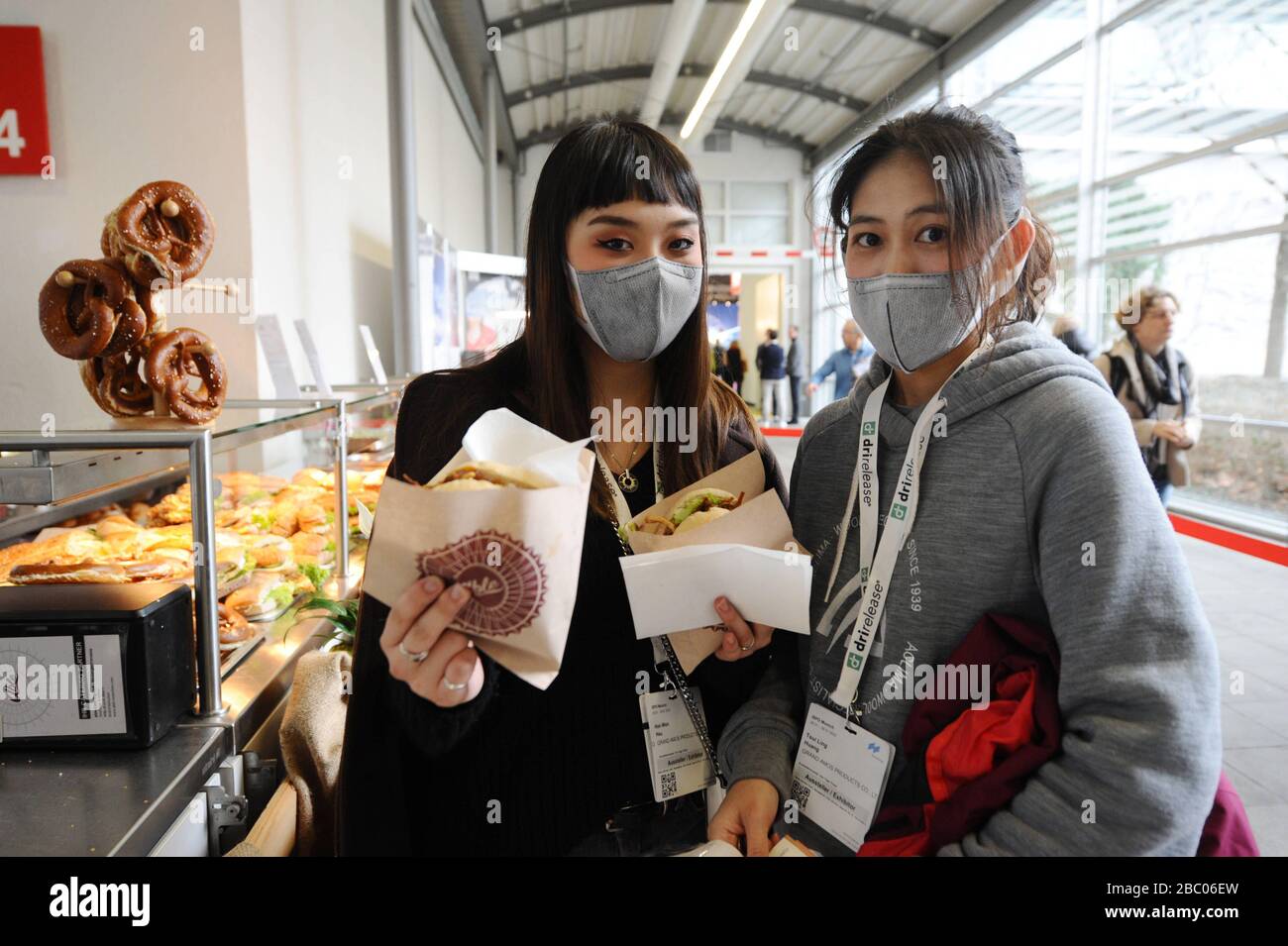 Die weltweit größte Messe für Sportartikel und Sportmode ISPO München auf der Messe München. Im Bilderschutz asiatischer Messebesucher mit Mundschutz gegen den Corona-Virus. [Automatisierte Übersetzung] Stockfoto