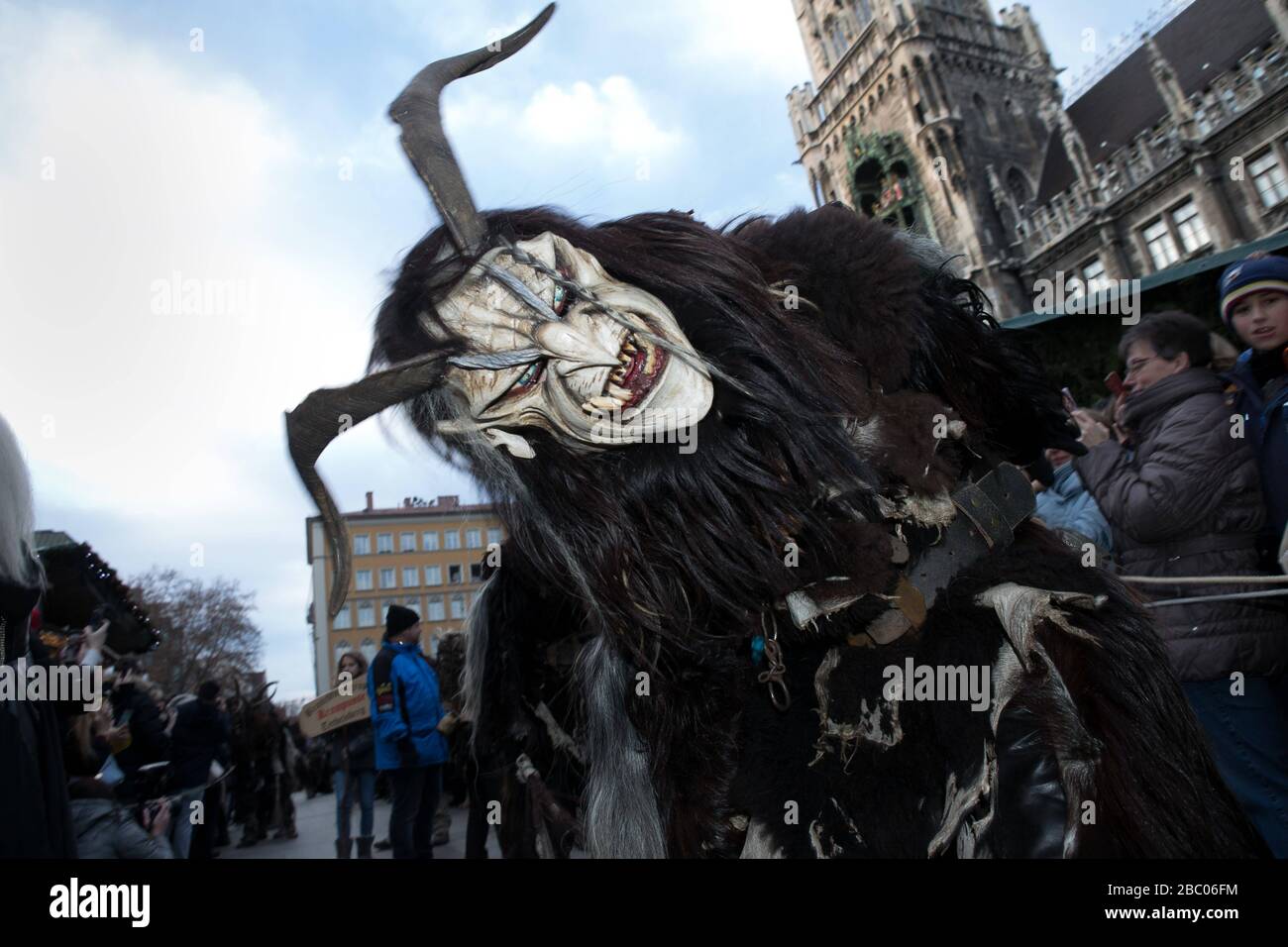 Krampus läuft auf dem Marienplatz in München. [Automatisierte Übersetzung] Stockfoto