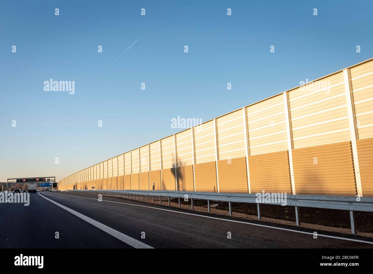 Das Übersichtsbild zeigt die Autobahn A99 zwischen Aschheim und Garching bei München. [Automatisierte Übersetzung] Stockfoto