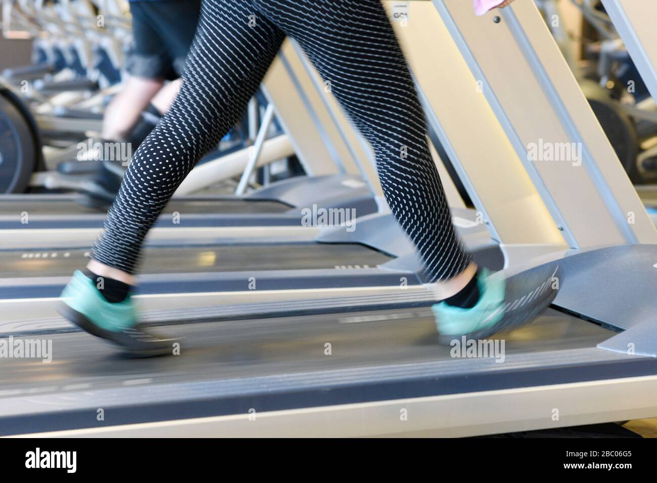 Eine Frau läuft auf einem Laufband in einer Turnhalle in München. [Automatisierte Übersetzung] Stockfoto