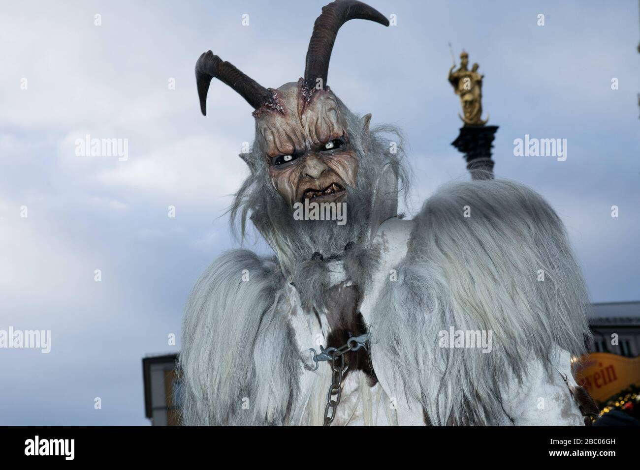 Krampus läuft auf dem Marienplatz in München. [Automatisierte Übersetzung] Stockfoto