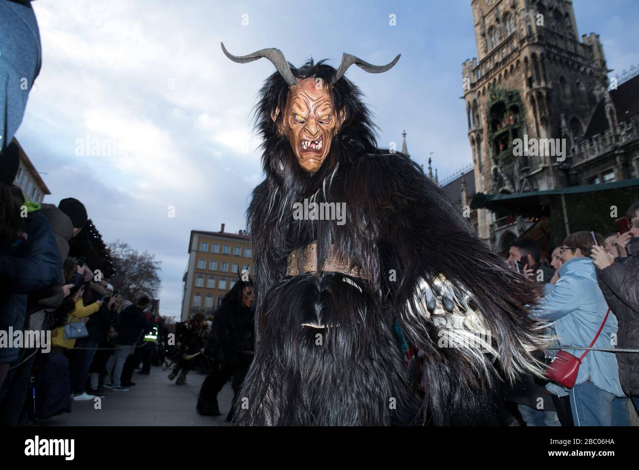 Krampus läuft auf dem Marienplatz in München. [Automatisierte Übersetzung] Stockfoto