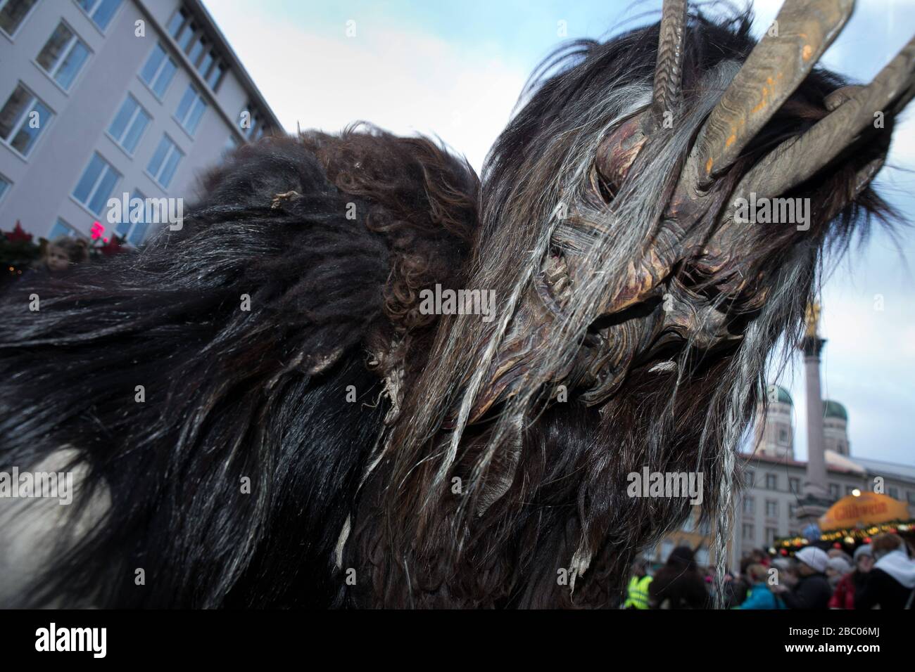 Krampus läuft auf dem Marienplatz in München. [Automatisierte Übersetzung] Stockfoto