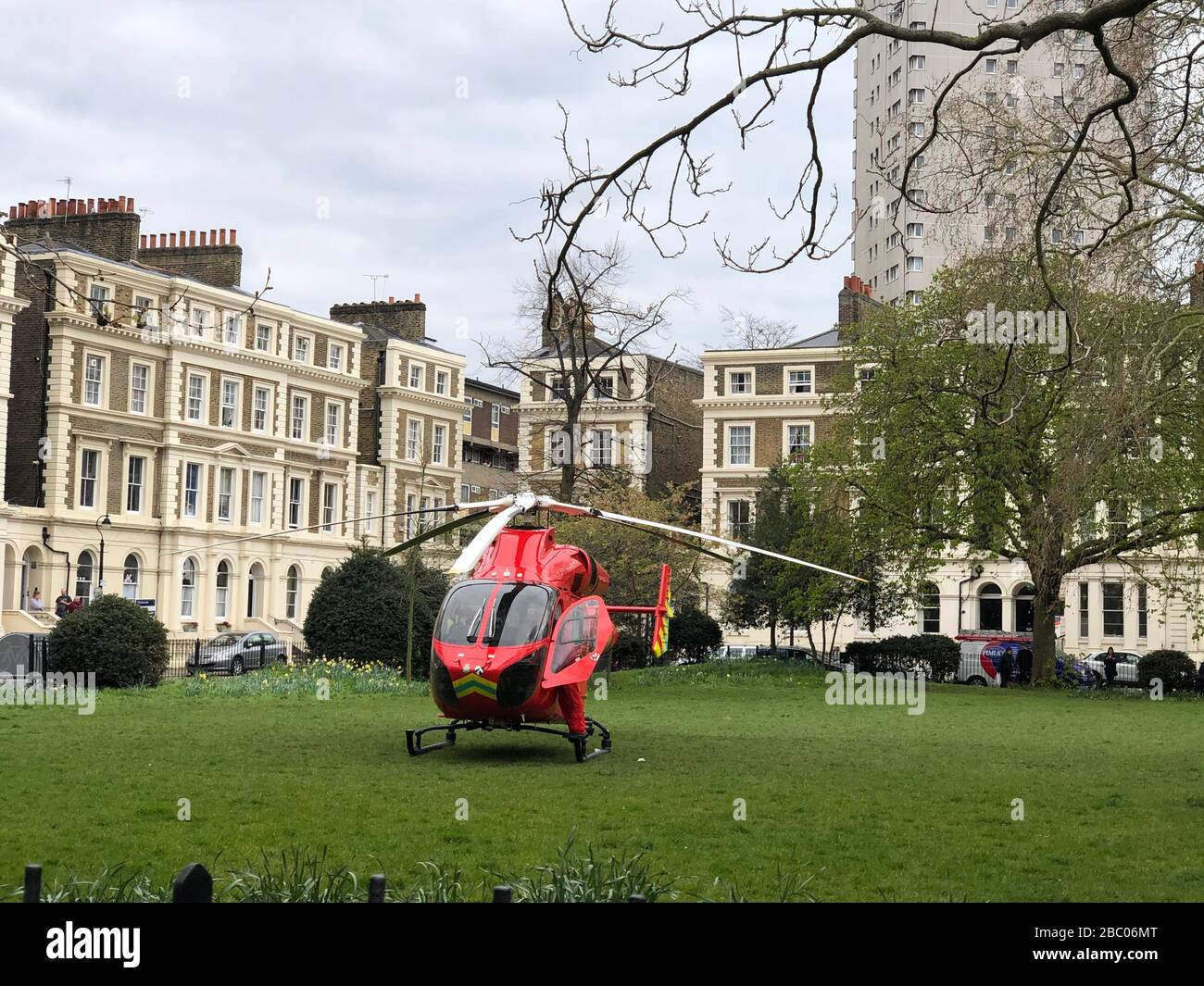 London, Großbritannien. April 2020. Londons Flugkrankenwagen G-LNDN Helikopter landet in der Grünanlage Albert Square. Stockfoto