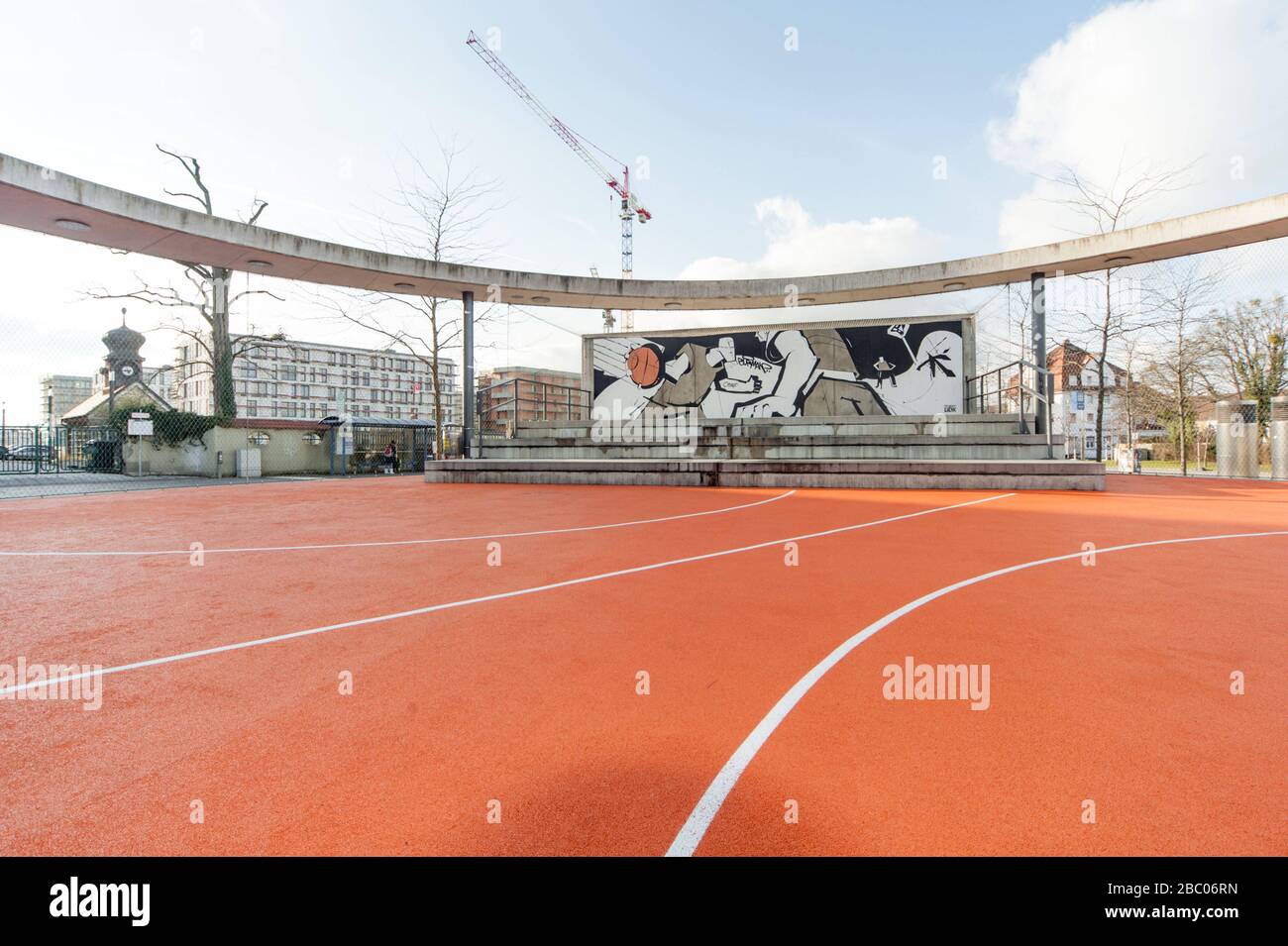 Der neu gestaltete Memminger Platz in München-Moosach mit Streetballplatz und kleiner Grünfläche. [Automatisierte Übersetzung] Stockfoto
