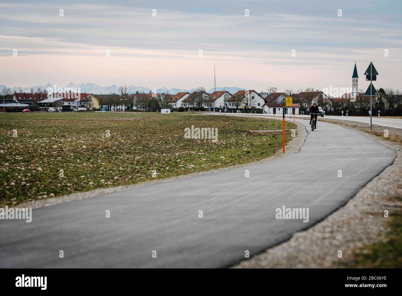 Ein Übersichtsbild zeigt den neuen Radweg am Dienstag, 25. Februar 2020 von Grasbrunn (Oberbayern) in Richtung Süden vom Sportpark. [Automatisierte Übersetzung] Stockfoto