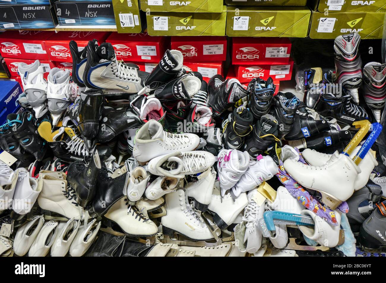 Gerti Schanderl, Vierter bei den Eiskunstlauf-Weltmeisterschaften 1974 in München und viermal Deutscher Eiskunstlaufmeister, betreibt heute im Eis- und Funsportzentrum Ost am Ostpark die Eissportwelt. [Automatisierte Übersetzung] Stockfoto