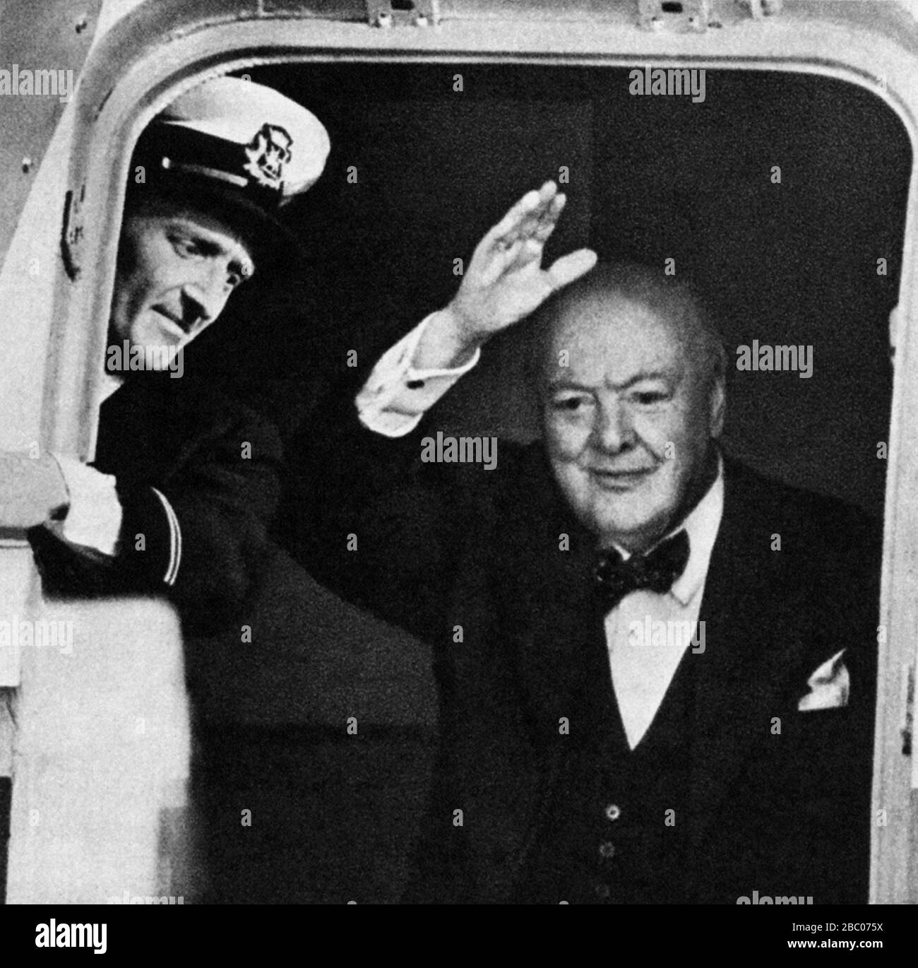 Winston Churchill winkt Auf Wiedersehen auf dem Weg zu einer Konferenz mit Präsident Eisenhower in Washington der Menge am Flughafen Heathrow zu.24. Juni 1954. Stockfoto