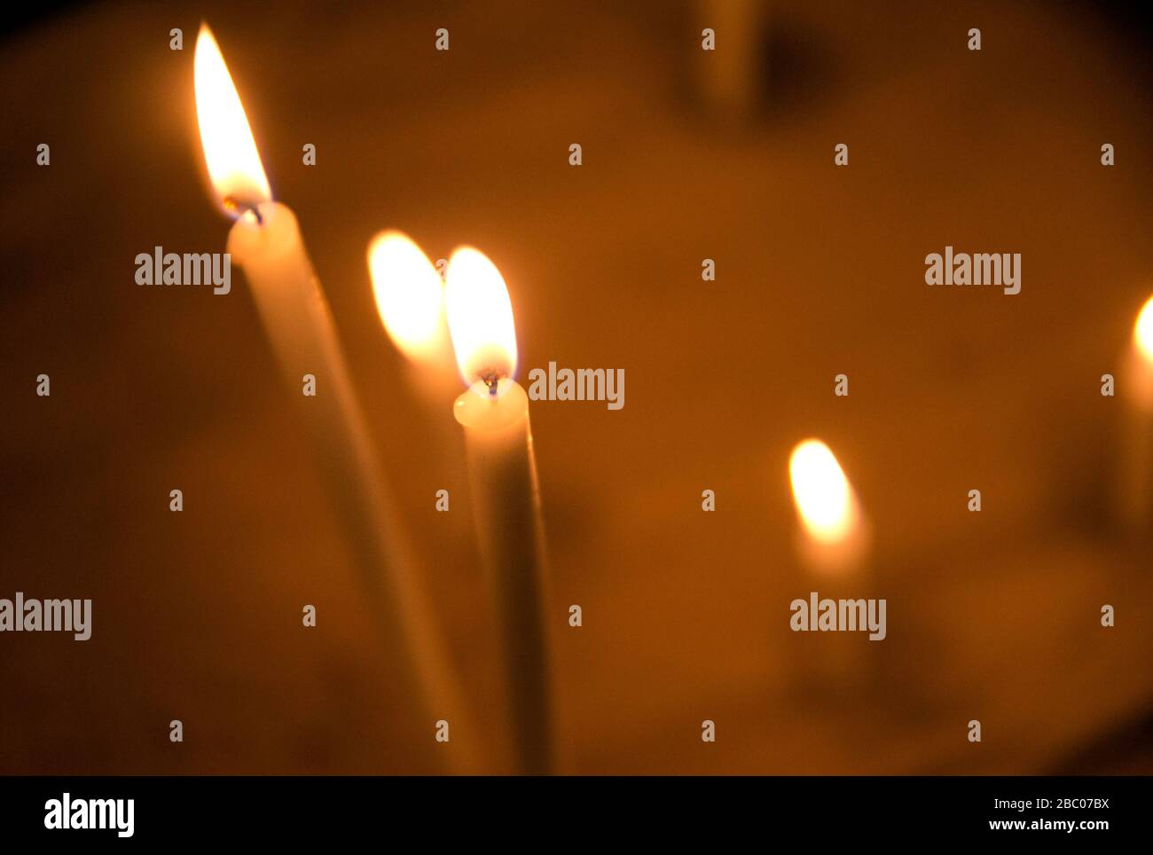 Brennende Kerzen in der Kirche der Pfarrei St. Clemens in Neuhausen. [Automatisierte Übersetzung] Stockfoto