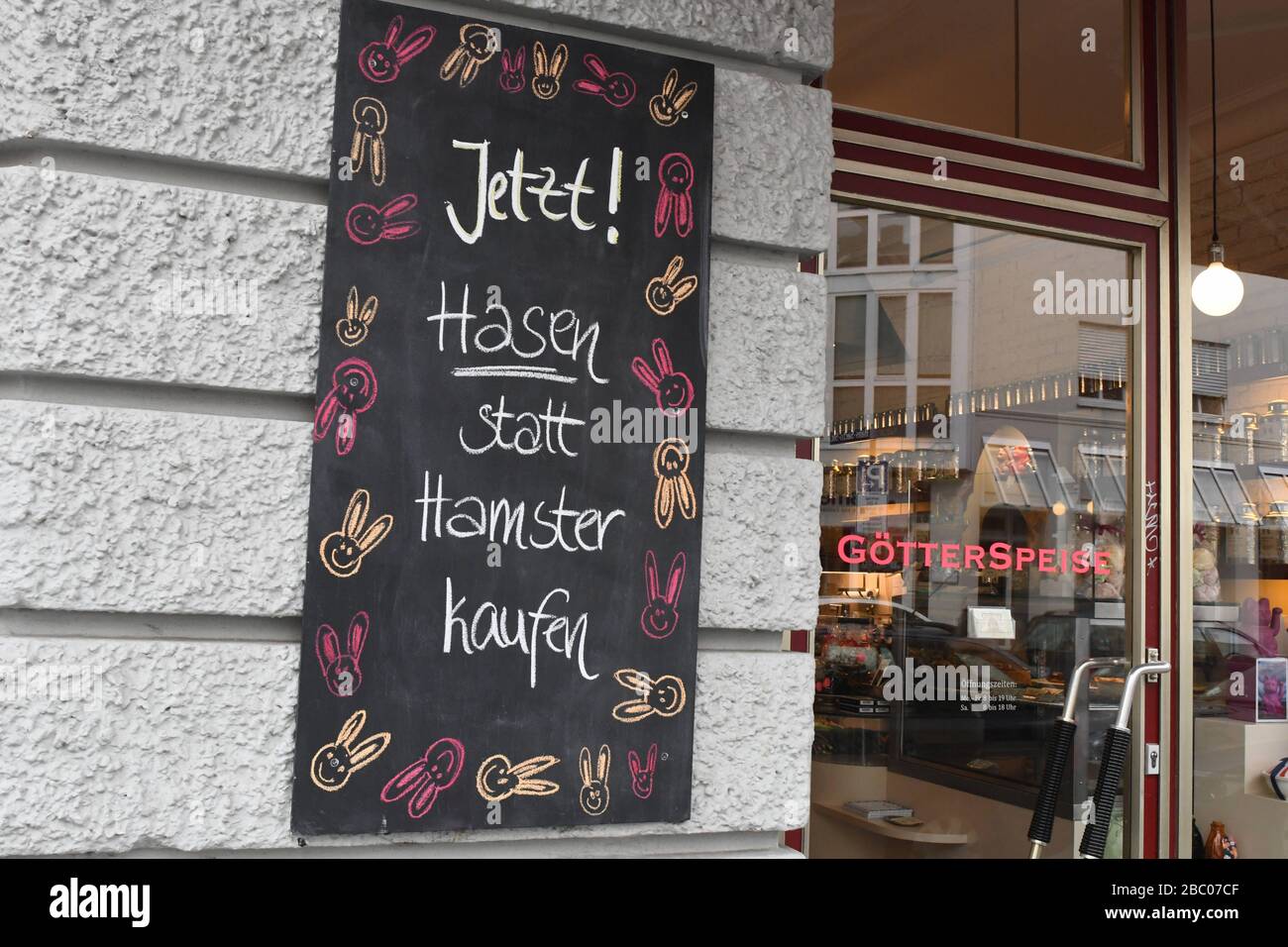 Die Chocolaterie "Götterspise" an der Jahnstraße 30 im Glockenbachviertel propagiert vor Ostern statt kornonbezogener Hamstereinkäufe Käufe. [Automatisierte Übersetzung] Stockfoto