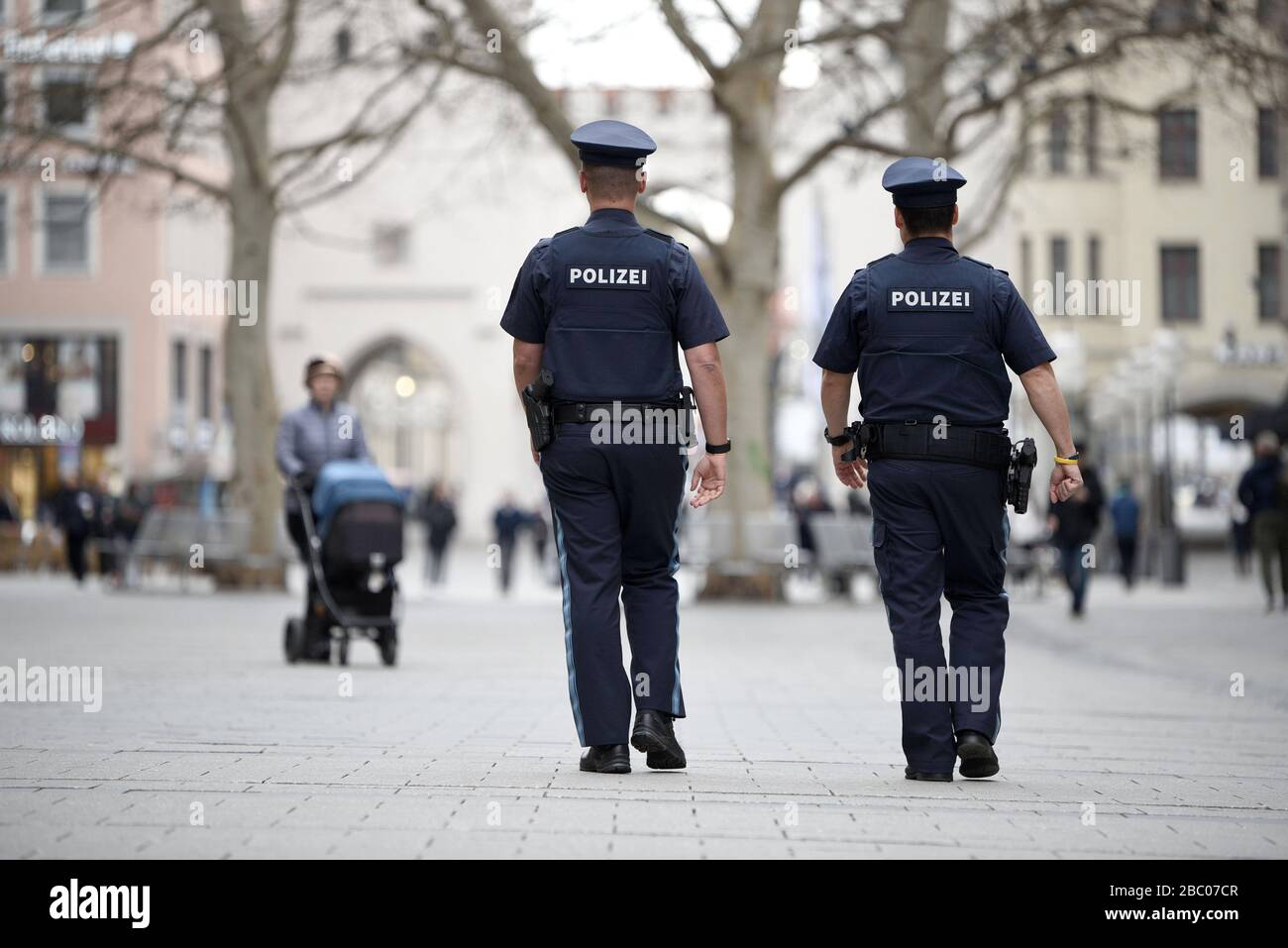 Patrouillen in der Münchner Fußgängerzone [Automatisierte Übersetzung] Stockfoto