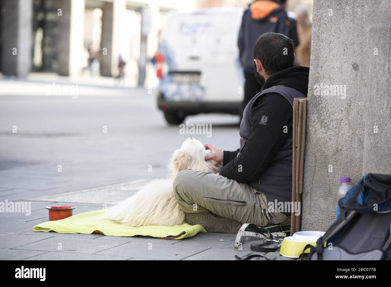 Corona-Krise in München: Während der Ausgangssperre der Menschen leiden Obdachlose und Bettler in München besonders, weil ihnen die täglichen Spenden der Passanten fehlen. [Automatisierte Übersetzung] Stockfoto