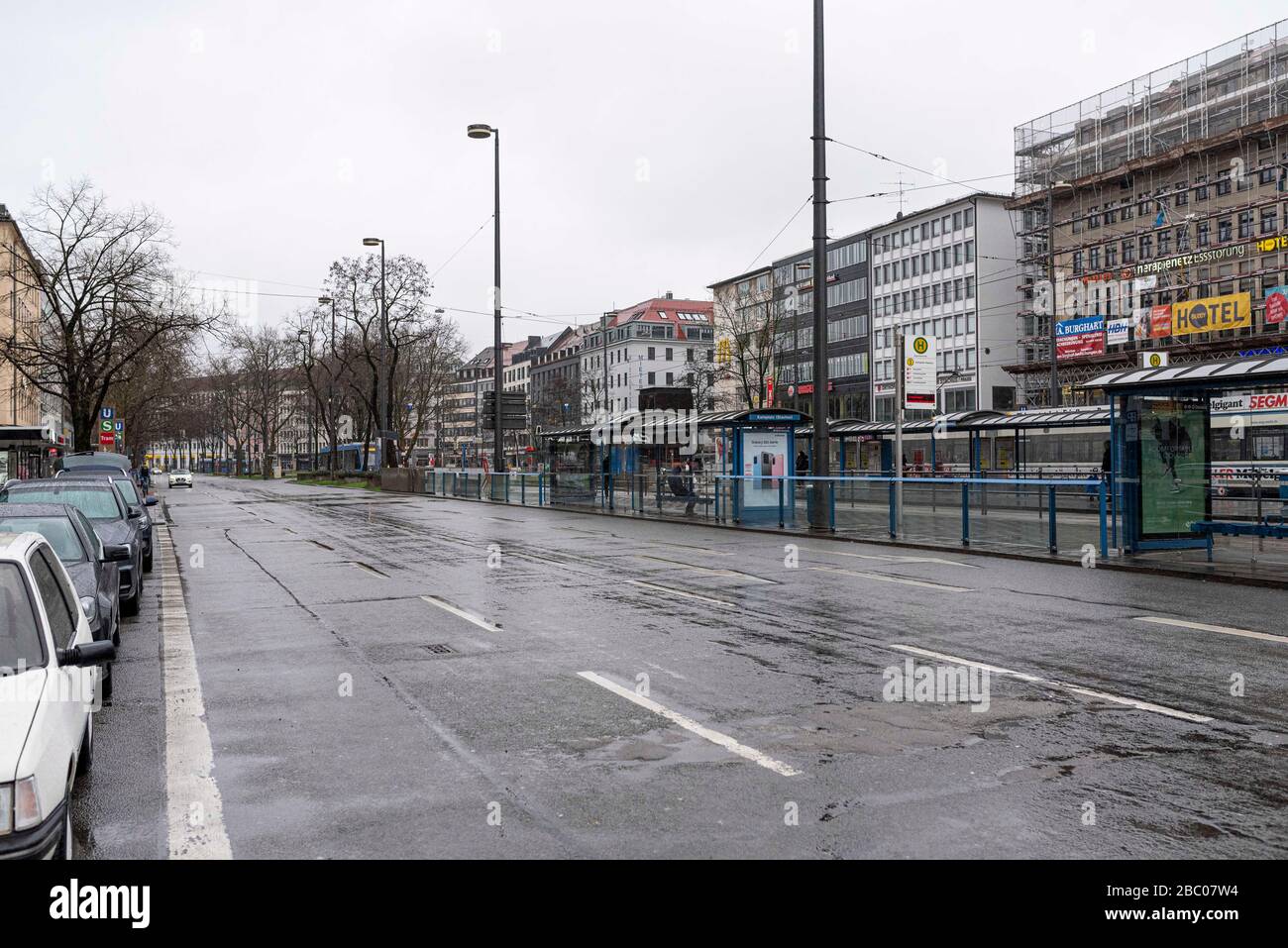 Ein Übersichtsbild zeigt die leere Sonnenstraße in München (Oberbayern) am Samstag, 21. März 2020. [Automatisierte Übersetzung] Stockfoto