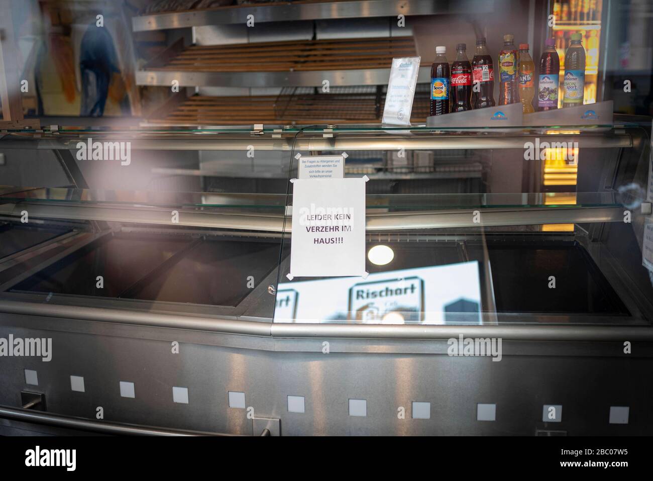 Ein Schild hängt am Samstag, 21. März 2020, in der Baaderstraße in München (Oberbayern) in einer geschlossenen Rischart-Bäckerei. [Automatisierte Übersetzung] Stockfoto