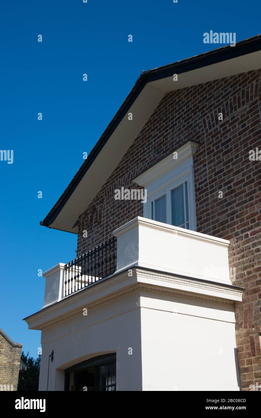 Balkon an der Vorderseite des Turners House (Sandycombe Lodge oder Solus Lodge), 40 Sandycombe Road, St. Margarets, Twickenham, TW1 2LR Stockfoto