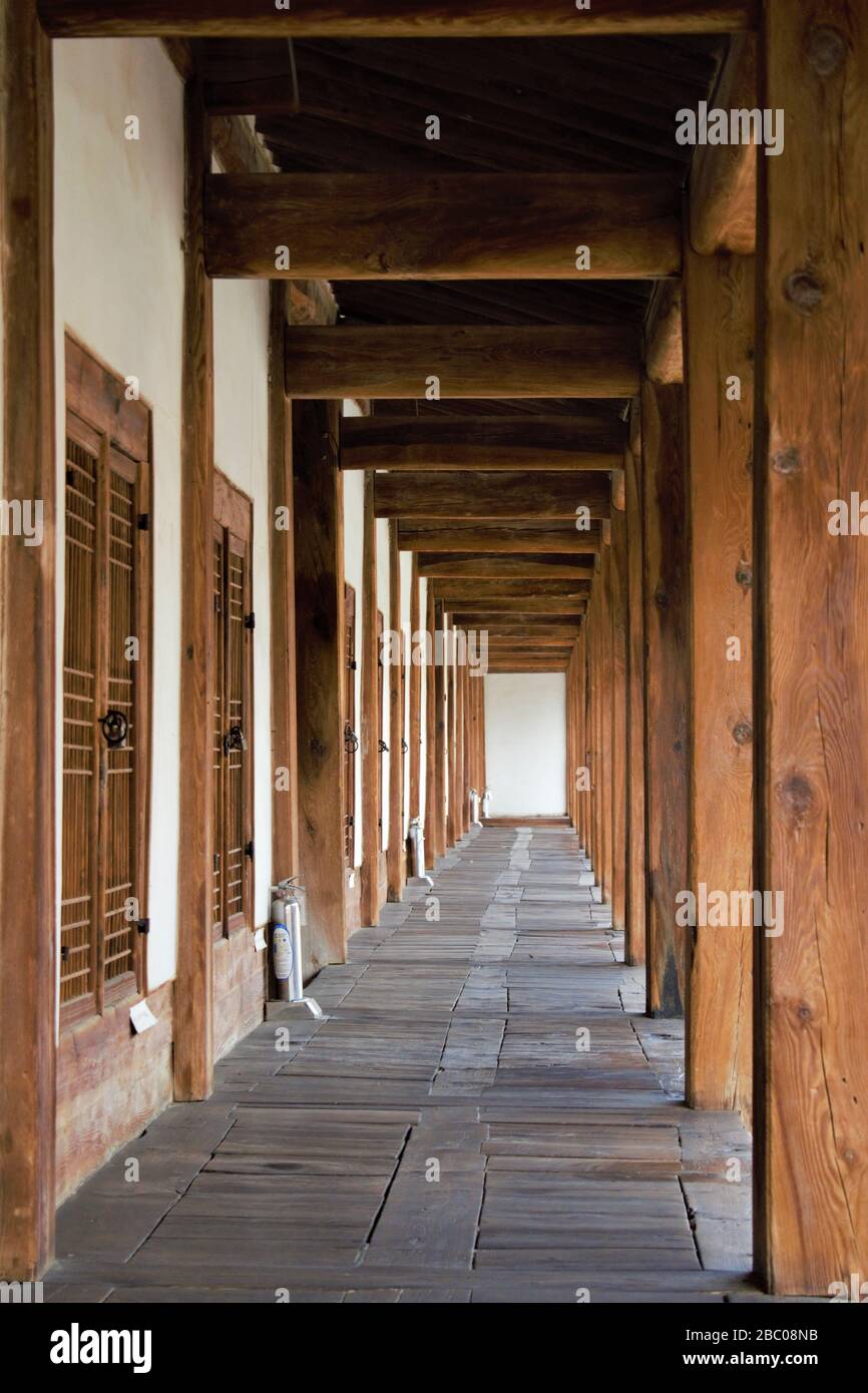 Hölzerner Korridor von Seonggyungwan Munmyo Tempel von Konfuzius, Seoul, Korea Stockfoto