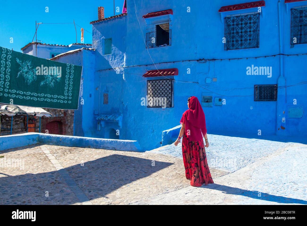 Chefchaouen, Marokko: Eine junge verschleierte Frau in der Medina Stockfoto