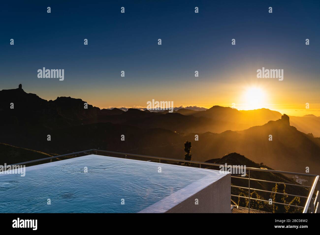 Spanien, Kanarische Inseln, Gran Canaria, wunderbarer Blick vom Parador von Cruz de Tejeda aus, der nach Westen und zum Sonnenuntergang blickt Stockfoto