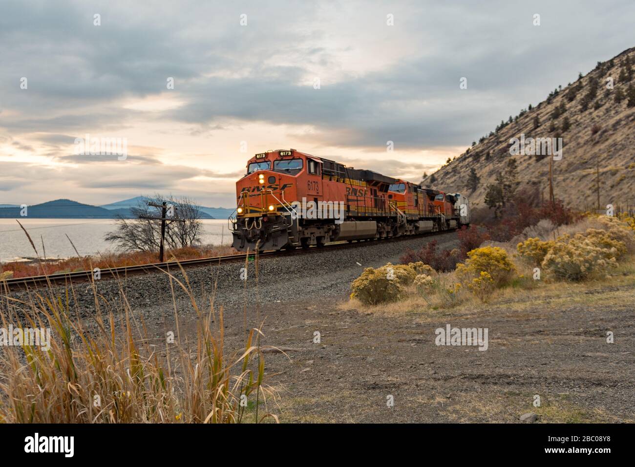Lok eines Güterzugs, der durch Klamath Falls führt Stockfoto