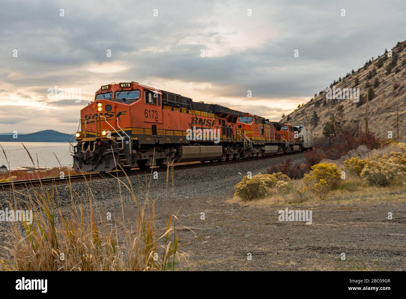 Lok eines Güterzugs, der durch Klamath Falls führt Stockfoto