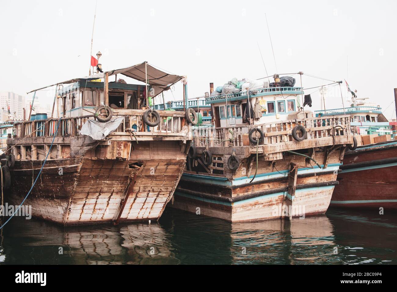 Alte Holzboote an den Abra Docks in Dubai Creek Stockfoto