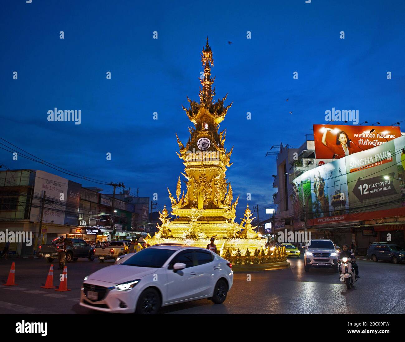 Chiang Rai Clock Tower in der Gegend von Wiang Mueang am Abend auf dem Nachtmarkt. Stockfoto