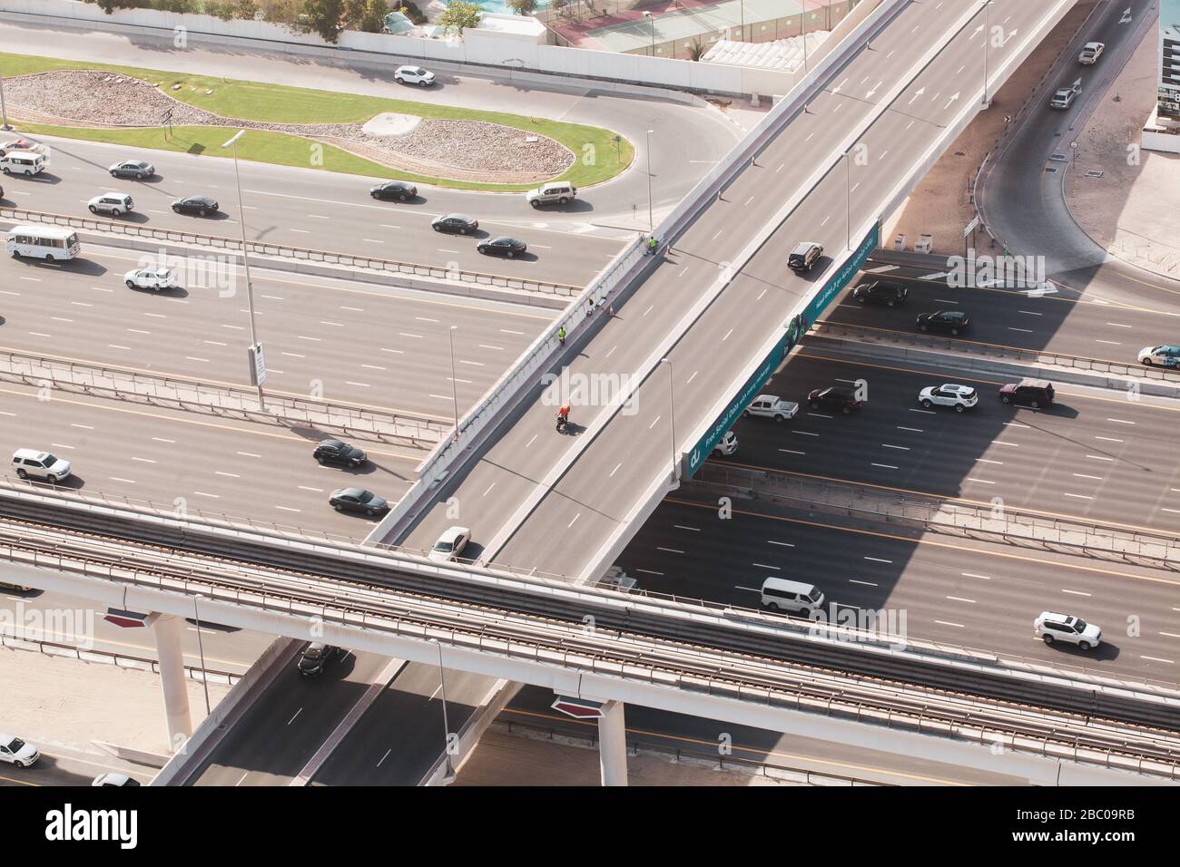 Straßenverkehr von oben, Dubai. Stockfoto