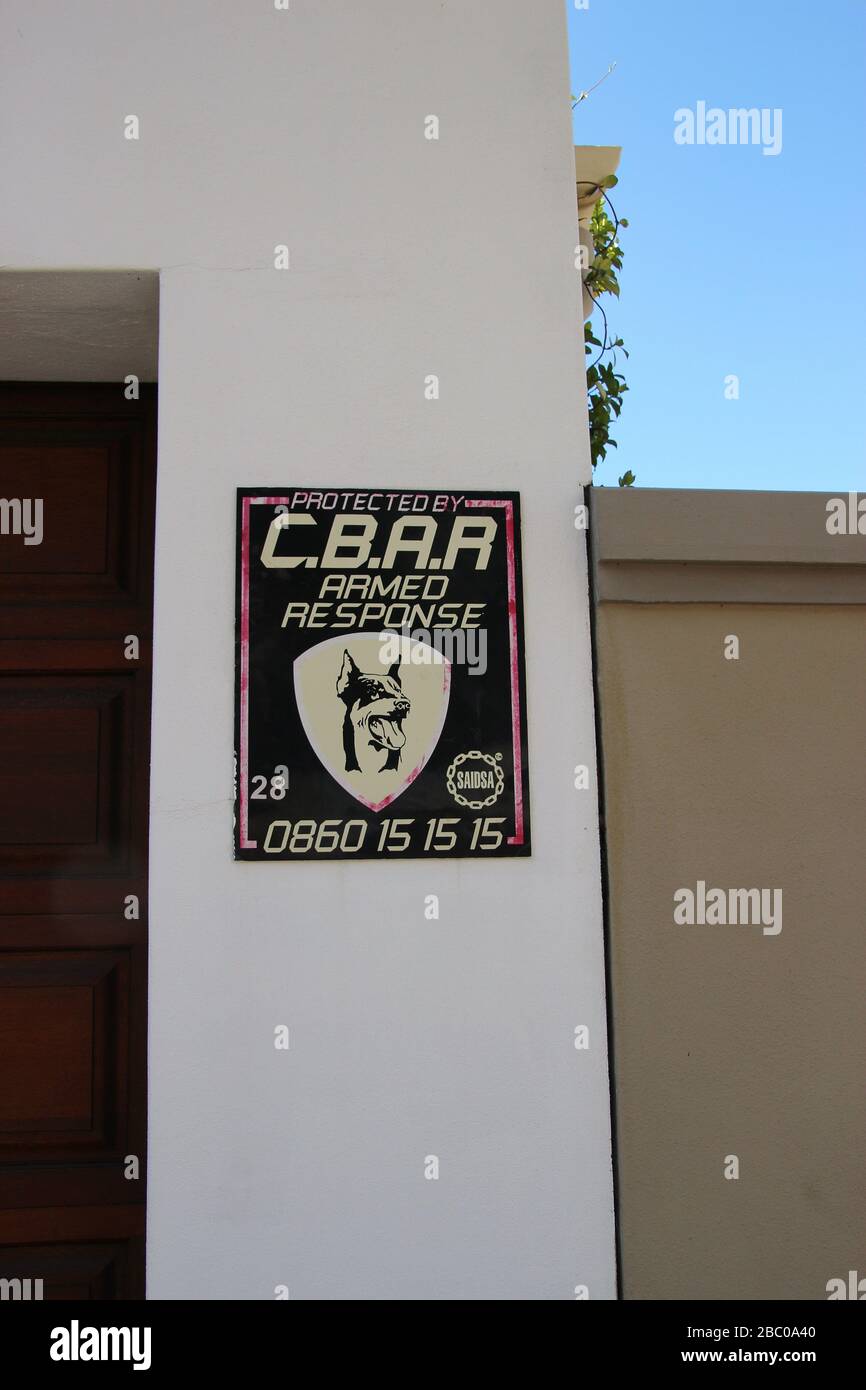 Warnschild gegen Einbrecher an einer Hauswand, im Stadtteil Oranjezicht, Kapstadt, Südafrika, Afrika. Stockfoto