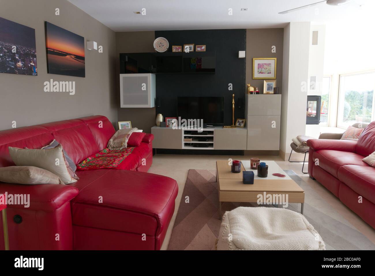 Wohnzimmer mit rotem Sofa Stockfoto