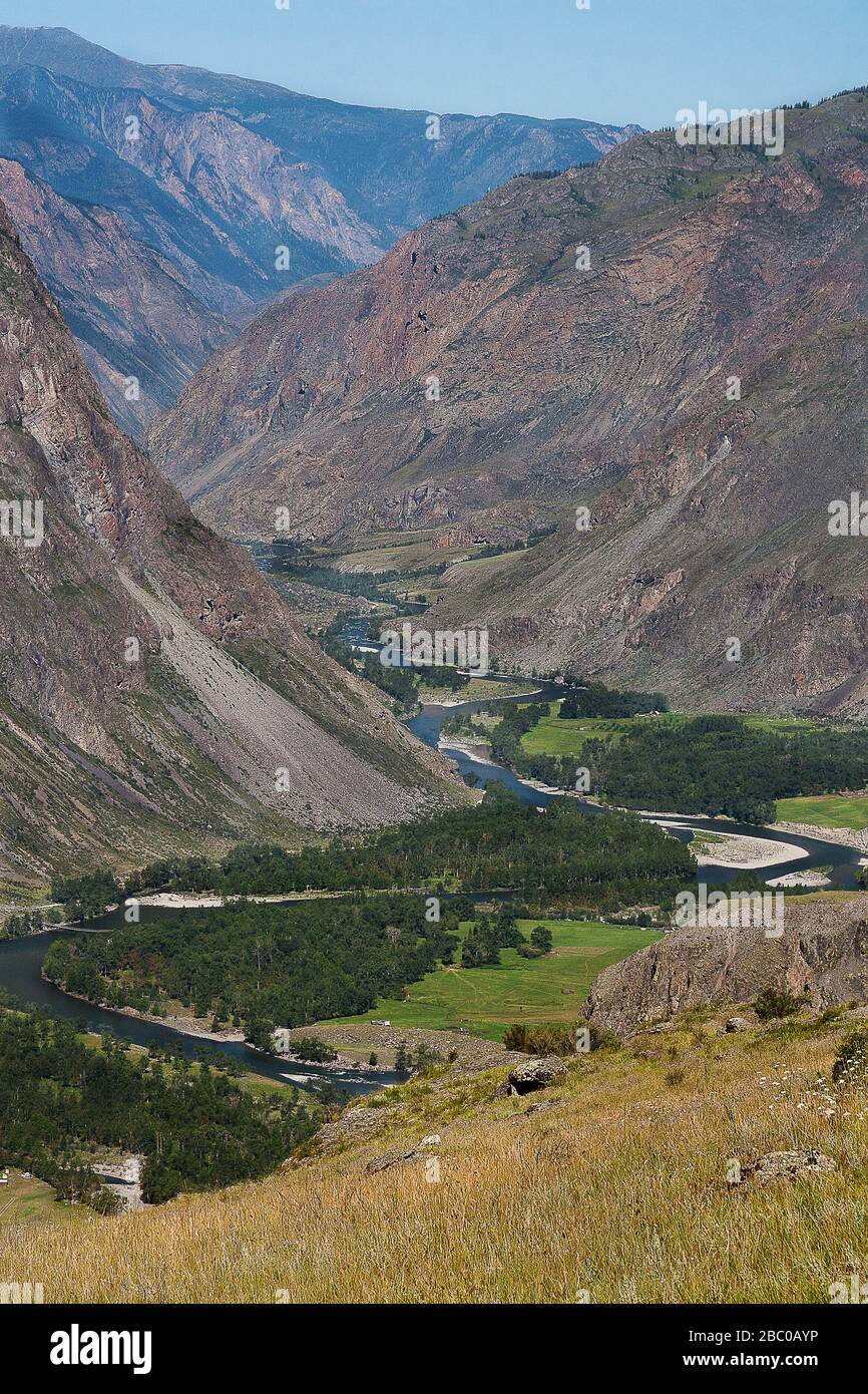 Draufsicht auf den kurvenreichen Fluss Chulyshman im Altai. Der Katu Yaryk Pass im Sommer. Russland. Reisen Durch Den Tourismus. Stockfoto