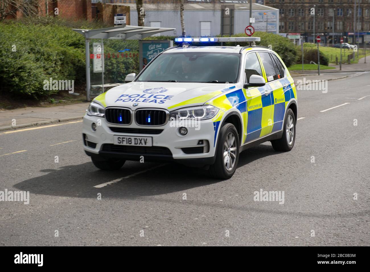 Glasgow, Großbritannien. April 2020. Abgebildet: Szenen mit 5 bewaffneten Polizeieinheiten, die an eine Adresse in einem Wohnblock im Glasgower Firhill Gebiet gerufen wurden. Kredit: Colin Fisher/Alamy Live News Stockfoto