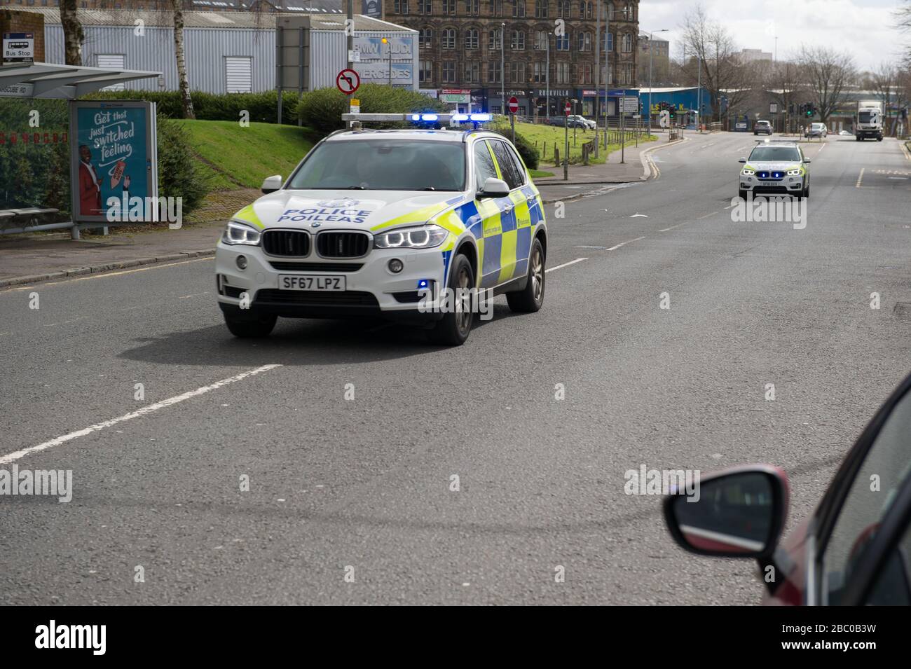 Glasgow, Großbritannien. April 2020. Abgebildet: Szenen mit 5 bewaffneten Polizeieinheiten, die an eine Adresse in einem Wohnblock im Glasgower Firhill Gebiet gerufen wurden. Kredit: Colin Fisher/Alamy Live News Stockfoto