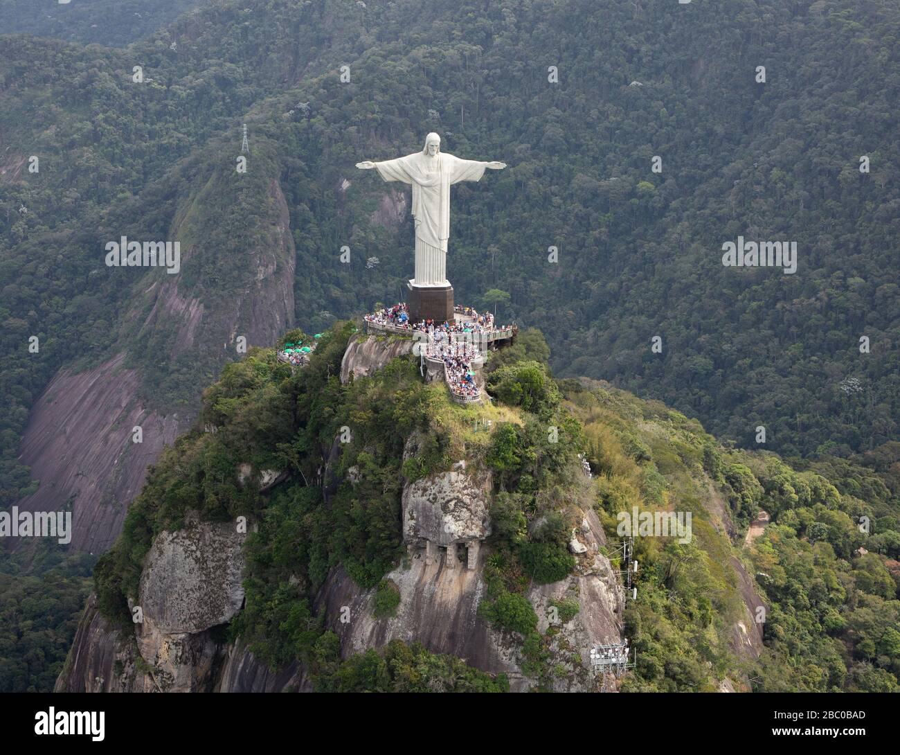 Ein Blick auf Christus den Erlöser von oben mit einem Hintergrund des grünen tropischen Waldes in Rio de Janeiro. Stockfoto
