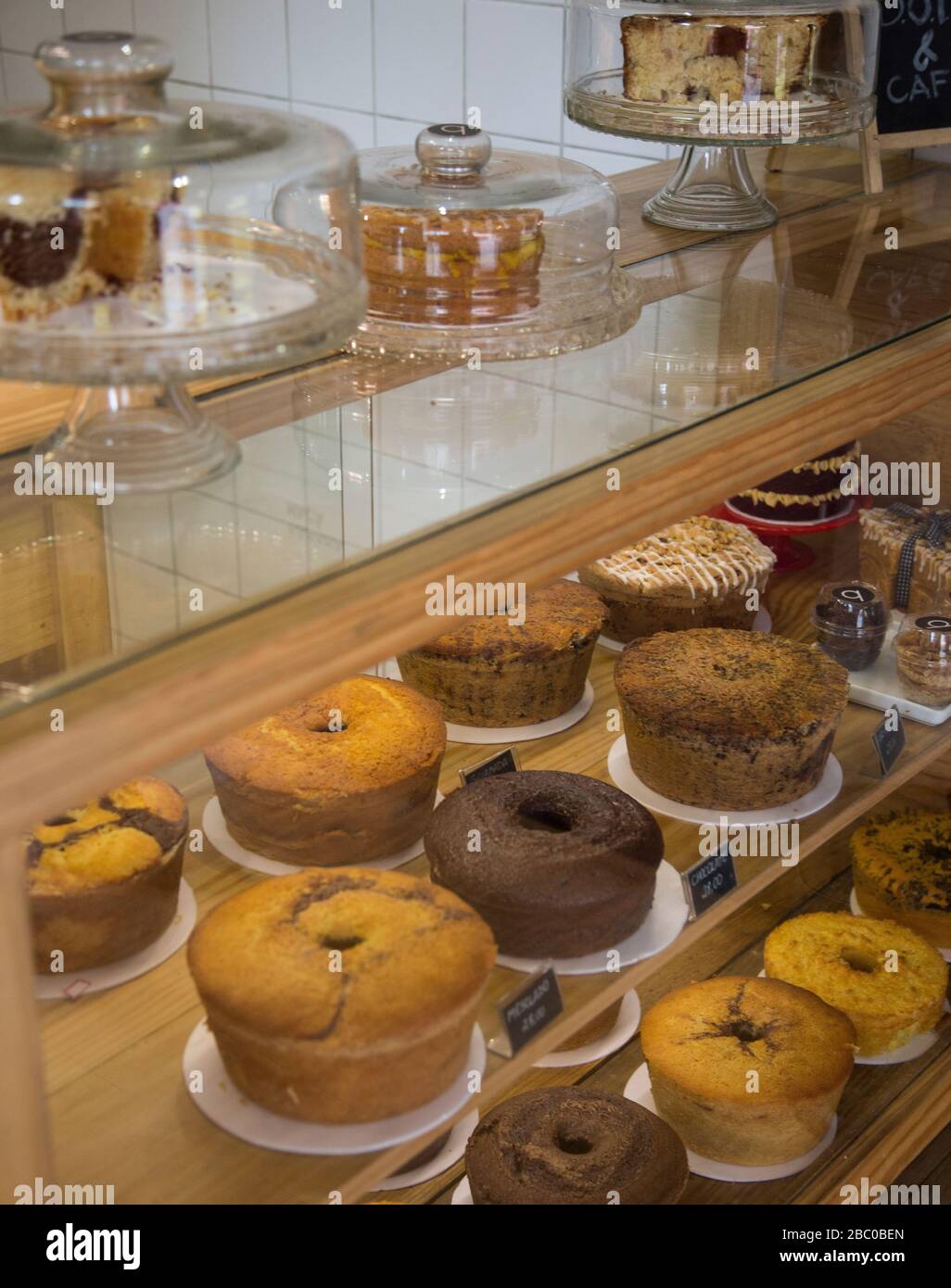 Kuchen zum Verkauf in einem unabhängigen Kuchenladen. Stockfoto