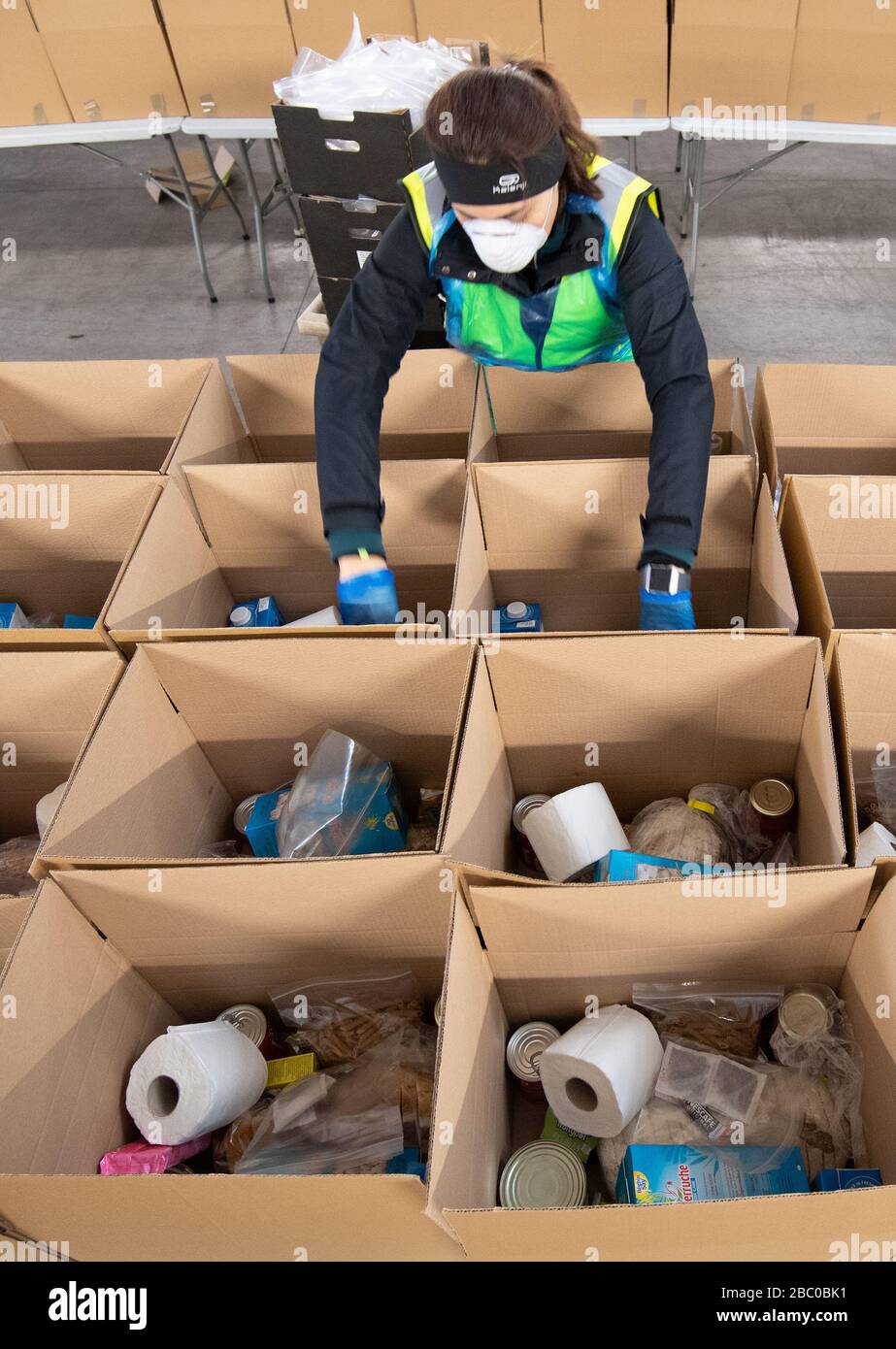 Die Mitarbeiter des Stadtrats von Birmingham bereiten die ersten Lebensmittelpakete vor, die an die gefährdete Bevölkerung der Stadt verteilt werden sollen, die zu Hause untergebracht werden sollen, um die Ausbreitung von Coronavirus zu verhindern. Stockfoto